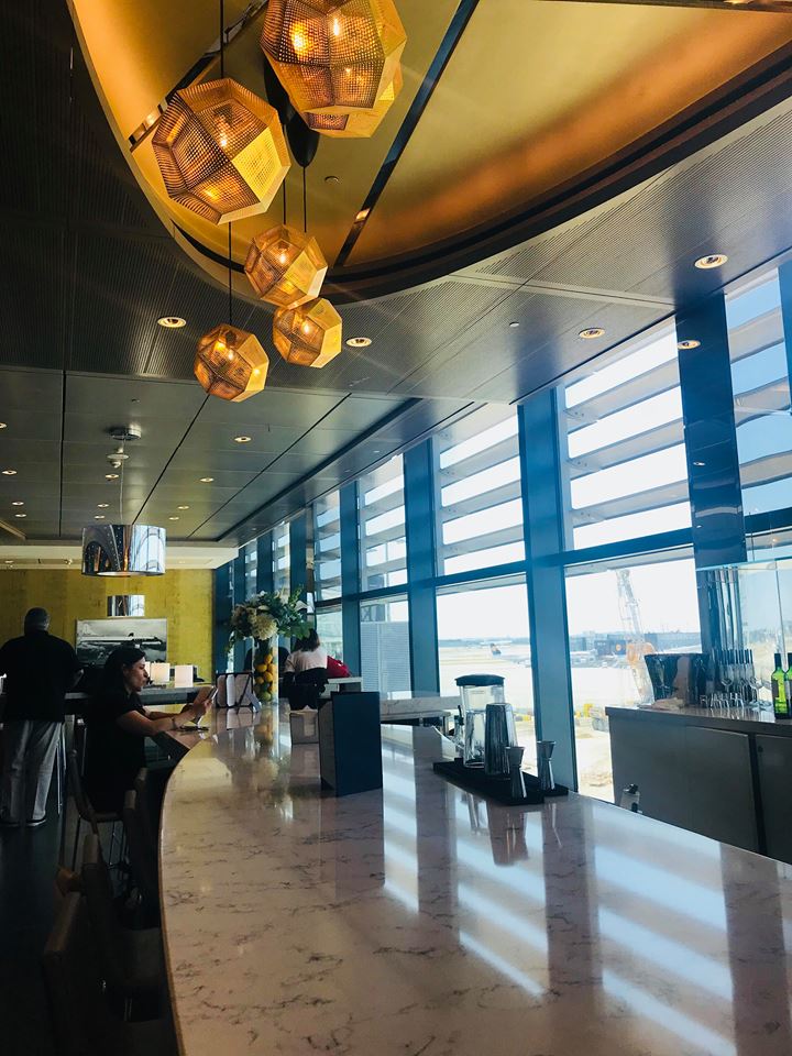 united-airlines-heathrow-lounge-bar united-airlines-heathrow-lounge-bar