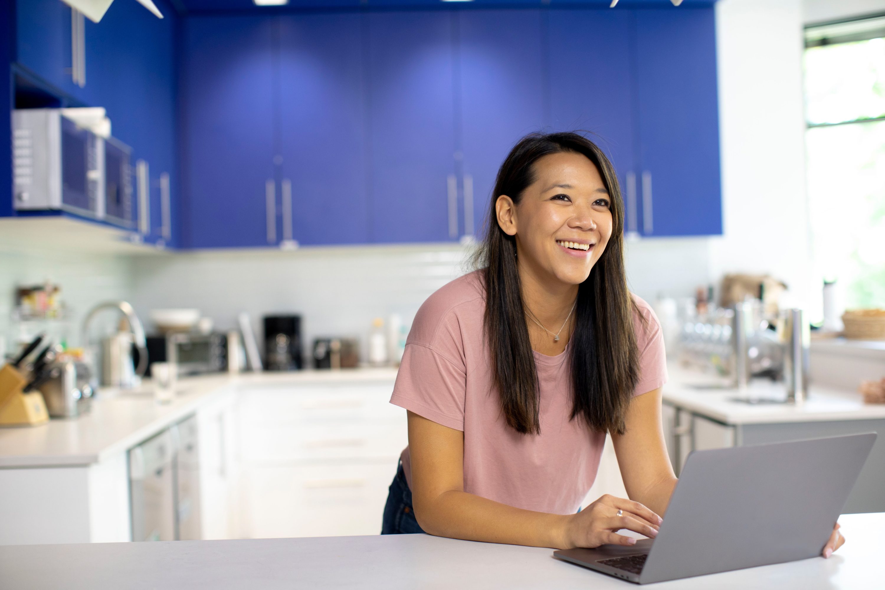 Experience in working. Удаленная работа. оператор колл центра. 5 incredible places to stay whilst working remotely иконка. work culture and placement.