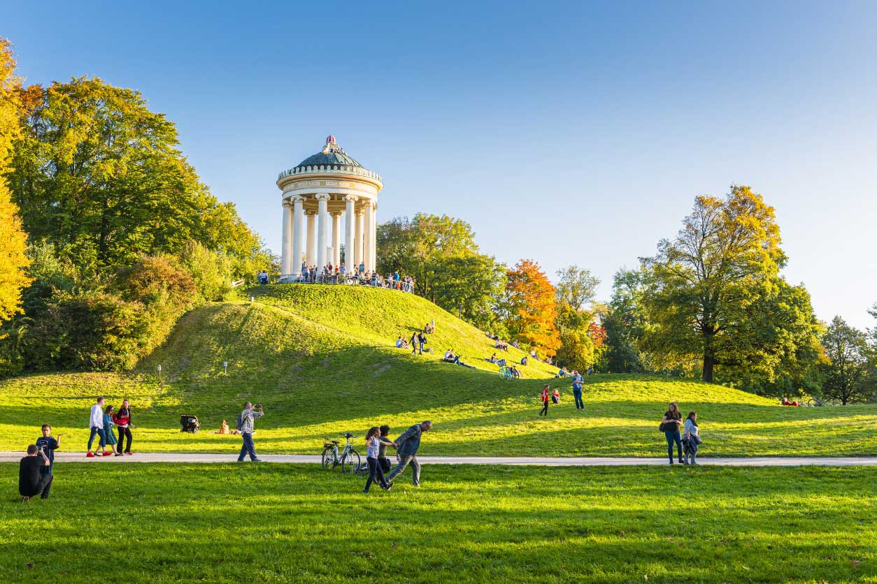 Englischer-Garten-WEB A view of central park in autumn in New york<br />